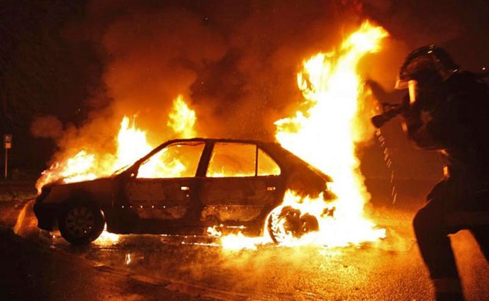 Jak se slaví Nový rok ve Francii? Více než tisícovkou zapálených aut!
