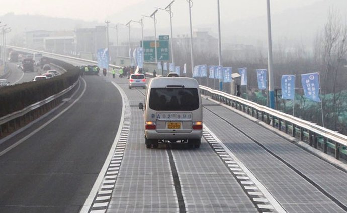 Solární silnice v Číně fungovala týden. Pak panely rozkradli