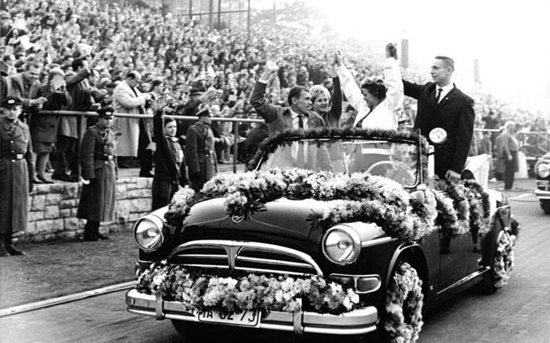 Kabriolet Sachsenring P240 s ruskou kosmonautkou Valentinou Těreškovovou vítanou Berlíňany při návštěvě v roce 1963.