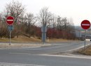Protisměrný nájezd na dálnici je na většině míst v ČR označen dvojicí cedulí. Kdo je přehlédne, což je na kruhovém objezdu možné, o chybě už se nedozví.