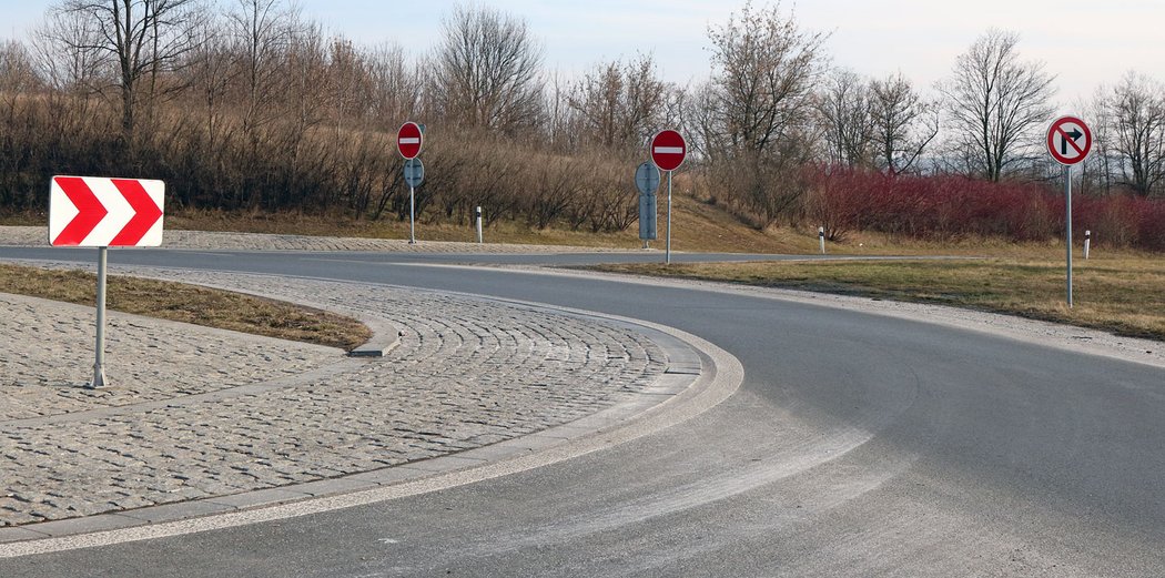 Protisměrný nájezd na dálnici je na většině míst v ČR označen dvojicí cedulí. Kdo je přehlédne, což je na kruhovém objezdu možné, o chybě už se nedozví.