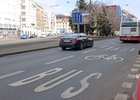 Pruhy pro autobusy MHD v Praze budou moci nově jezdit skútry a motorky