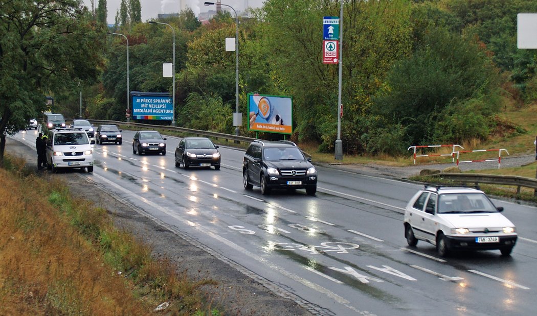 Dříve se na neoprávněné využití jízdních pruhů ve velké míře zaměřovala i městská policie. Dnes se na ně soustředí především Policie ČR. Pokuta činí 1500 až 2500 korun.