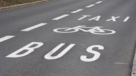 Auta s nejméně třemi lidmi budou v Německu jezdit v pruhu pro autobusy