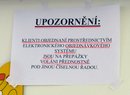 Pokud se chcete na úřadě zdržet jen minimální dobu, objednejte se dopředu. Vezmou vás v domluvený čas. Jinak musíte čekat, až na vás dojde řada.