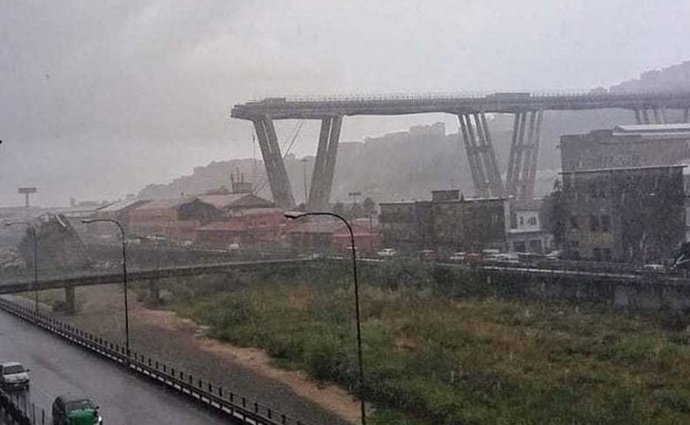 V Janově se zřítil most, podle záchranářů jsou desítky mrtvých