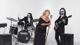 Je jí 96, přežila holocaust a takhle to roztáčí s deathmetalovou kapelou!