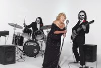 Je jí 96, přežila holocaust a takhle to roztáčí s deathmetalovou kapelou!