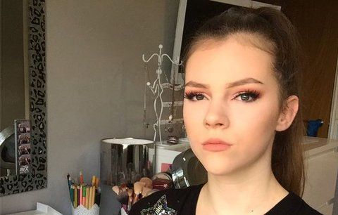 Make-up artistka, která nemá ruce ani nohy! Obdivuhodná dívka boduje na Instagramu