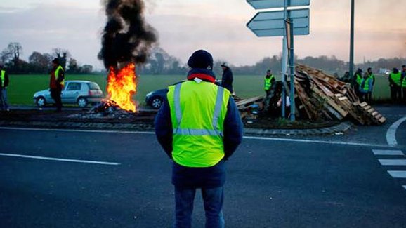Ve Francii pokračují silniční blokády kvůli zvýšení cen paliv