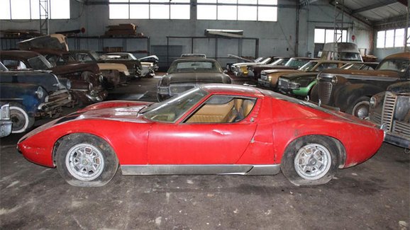 Další famózní nález v opuštěné stodole. 81 automobilových klasik teď míří do aukce