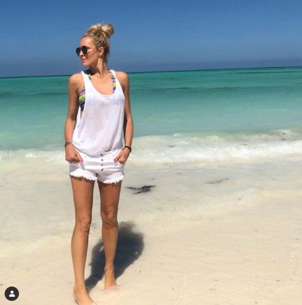 Simona Krainová pózuje na pláži na Zanzibaru.