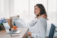 3 cviky do kanceláře: Většina bolestí zad souvisí se stresem. Trenér radí, jak se jich zbavit