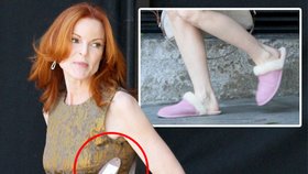 Zoufalá manželka Marcia Cross si vyšla ven v pohodlných bačkorách a s cedulkou na oblečení.