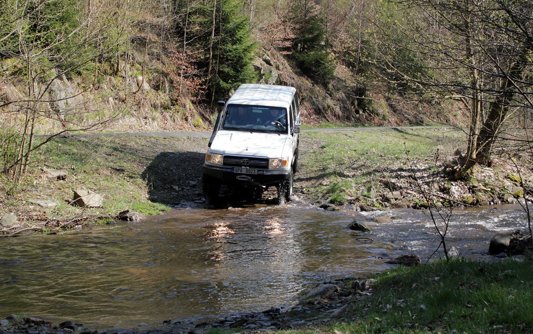 Toyota Land Cruiser 76