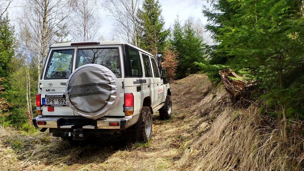 Toyota Land Cruiser 76