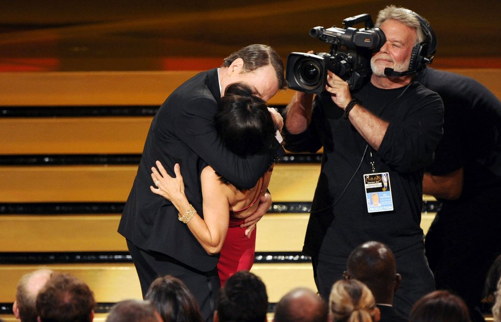 Bryan Cranston líbá Julii Louis-Dreyfus