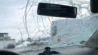 Praskne vám čelní sklo, když v mrazu pustíte ofuk? Tomuto autu se to stát může Praskne vám čelní sklo, když v mrazu pustíte ofuk? Tomuto autu se to stát může