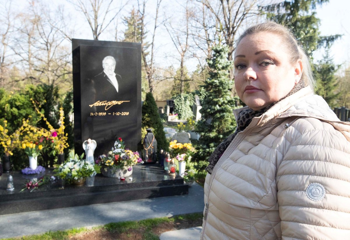 23. 4. 2021, 16:20 h, Praha-Malvazinky: Dominika Gottová u hrobu otce Karla Gotta před návratem do Finska