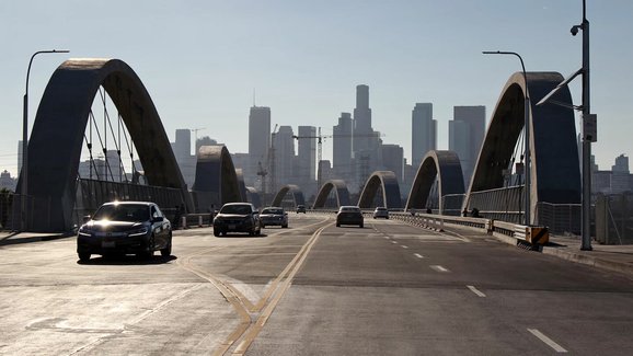 Nejdražší opravený most v Los Angeles se stal centrem chaosu