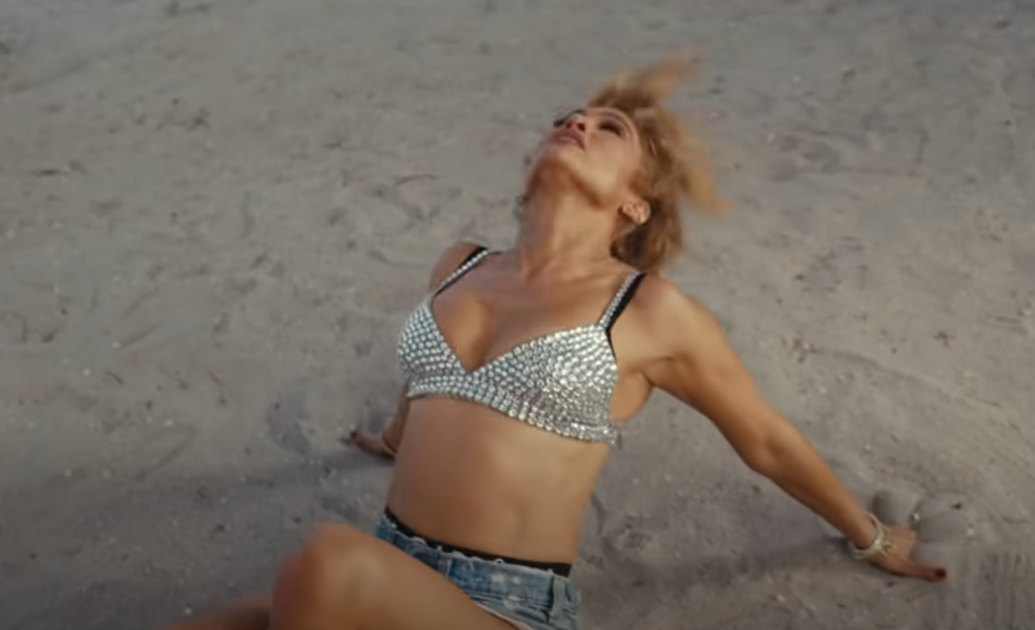 Jennifer Lopezová v klipu Cambia el paso