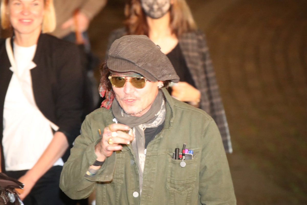 Johnny Depp přiletěl do Karlových Varů