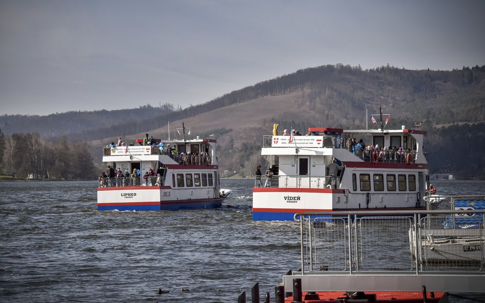 Slavnostním nástupem kapitánů a prvními jízdami odstartovala na Brněnské přehradě v pořadí 77.plavební sezóna. Loni se loďmi svezlo rekordních 290 tisíc zájemců.