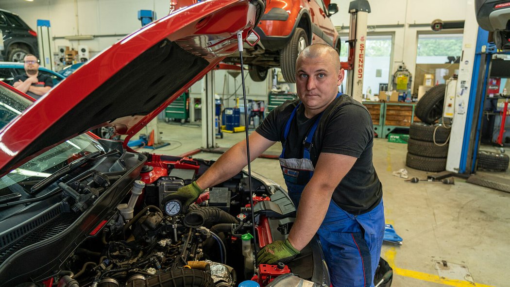 Měření komprese přineslo překvapení – třetí válec bez tlaku. Naštěstí to byla jen taková chvilková indispozice.