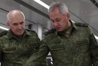 Putinův ministr Šojgu navštívil ruské vojáky na Ukrajině: Přílet vrtulníkem a ostré pohledy