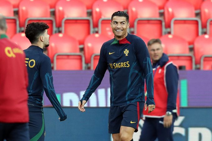 Na Ronalda se čekalo. V kolečku jako poslední, zřejmě bez pokuty Na Ronalda se čekalo. V kolečku jako poslední, zřejmě bez pokuty