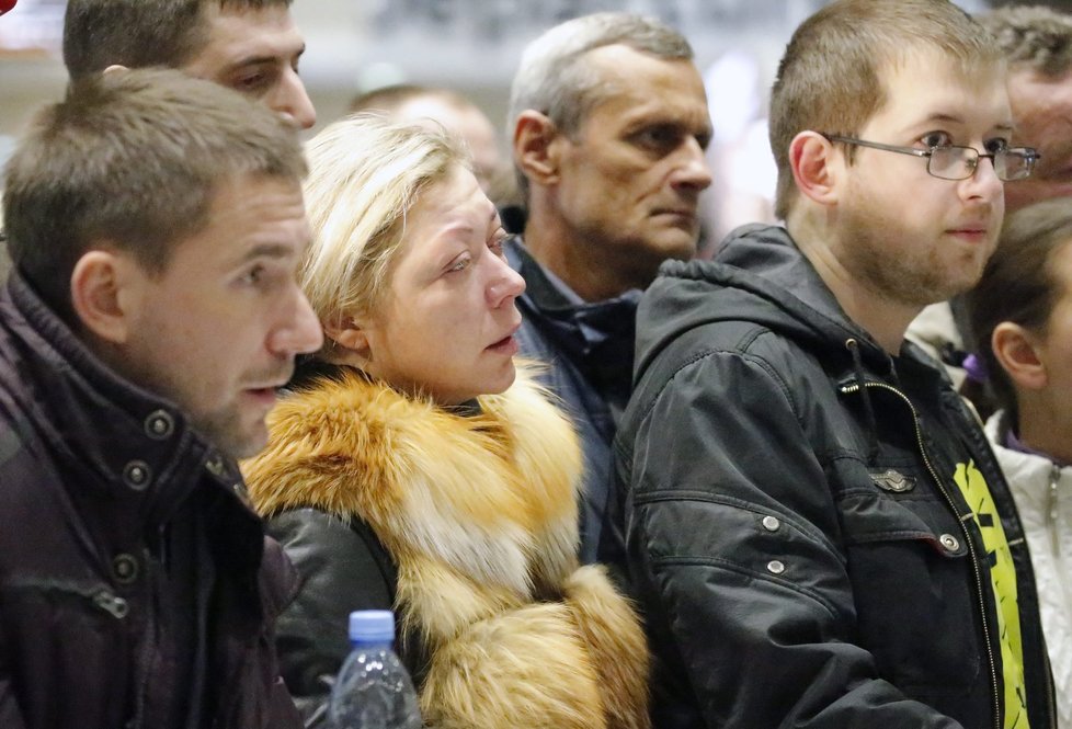 Příbuzní cestujících letu #7K9268 čekají na letišti na zprávy, zda jsou jejich blízcí mezi těmi, kteří přežili.