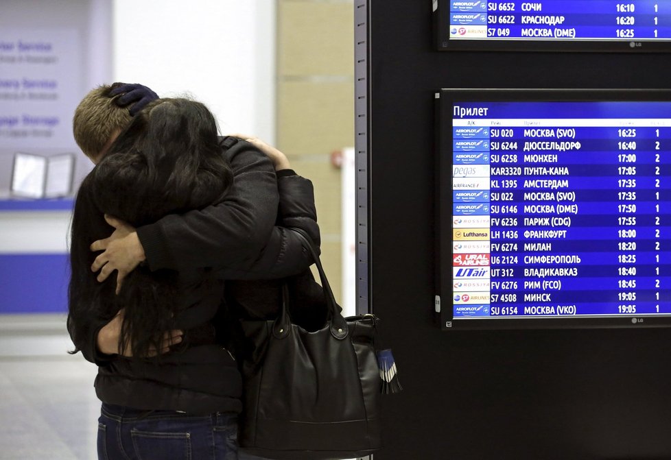 Příbuzní cestujících v letadle, které se zřítilo v Egyptě, čekají na informace o přeživších.