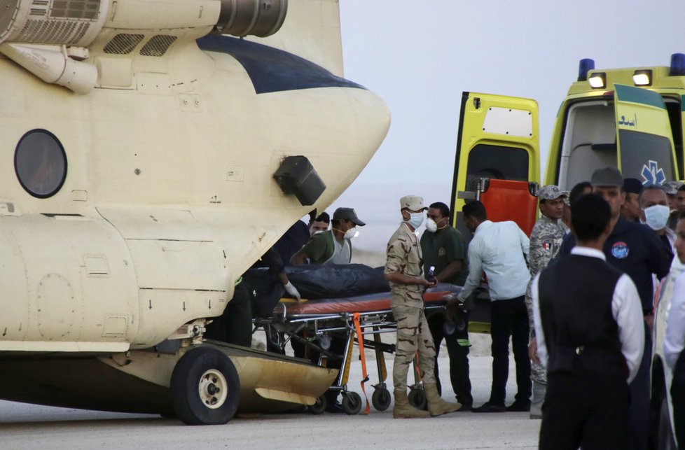 Záchranáři převážejí první mrtvá těla z tragického letu 7K9268, při němž zemřelo všech 224 lidí na palubě
