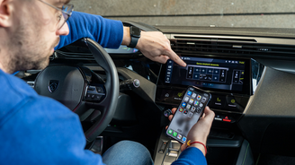 Video: Multimédia Peugeotu 308 se snaží být jako chytrý telefon. Zatím to zvládají jen napůl Video: Multimédia Peugeotu 308 se snaží být jako chytrý telefon. Zatím to zvládají jen napůl
