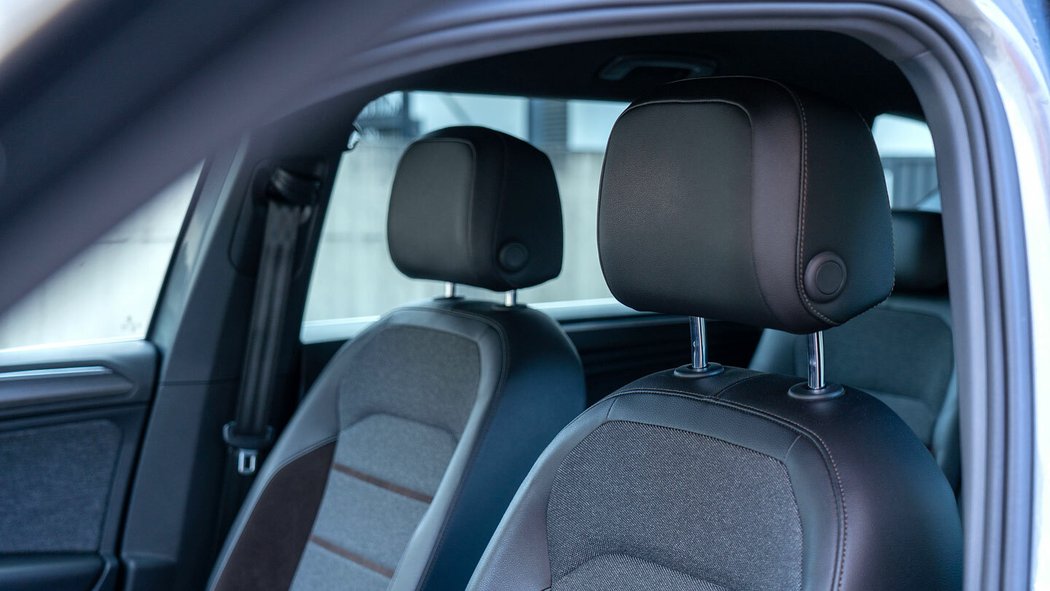 Seat má stejné hlavové opěrky jako vozy Volkswagen. Jejich obrovskou výhodou je, že jsou i podélně nastavitelné.