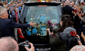 Emotivní pohřeb Sinéad O'Connorové: Plakalo celé nábřeží! Ulice rozezněly její hity