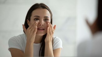 Křehké oční okolí: Jak si poradit s tmavými kruhy, otoky a povislými víčky? Křehké oční okolí: Jak si poradit s tmavými kruhy, otoky a povislými víčky?