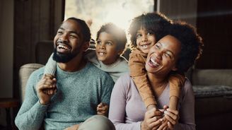 Šťastní rodiče, šťastné děti: Mozek batolat ovlivňují domácí hádky i emoční chlad