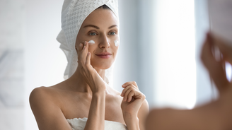 Štít zvaný kožní mikrobiom: Jak probiotika v kosmetice napomáhají krásné pleti?
