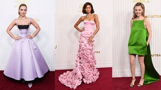 Červený koberec na SAG Awards: Do módy se konečně vrací líbivá retro elegance!