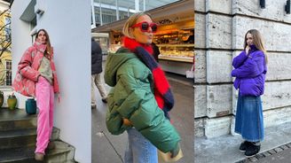 Na sjezdovku i k sukni: Barevné péřové a prošívané bundy ovládly letošní zimu