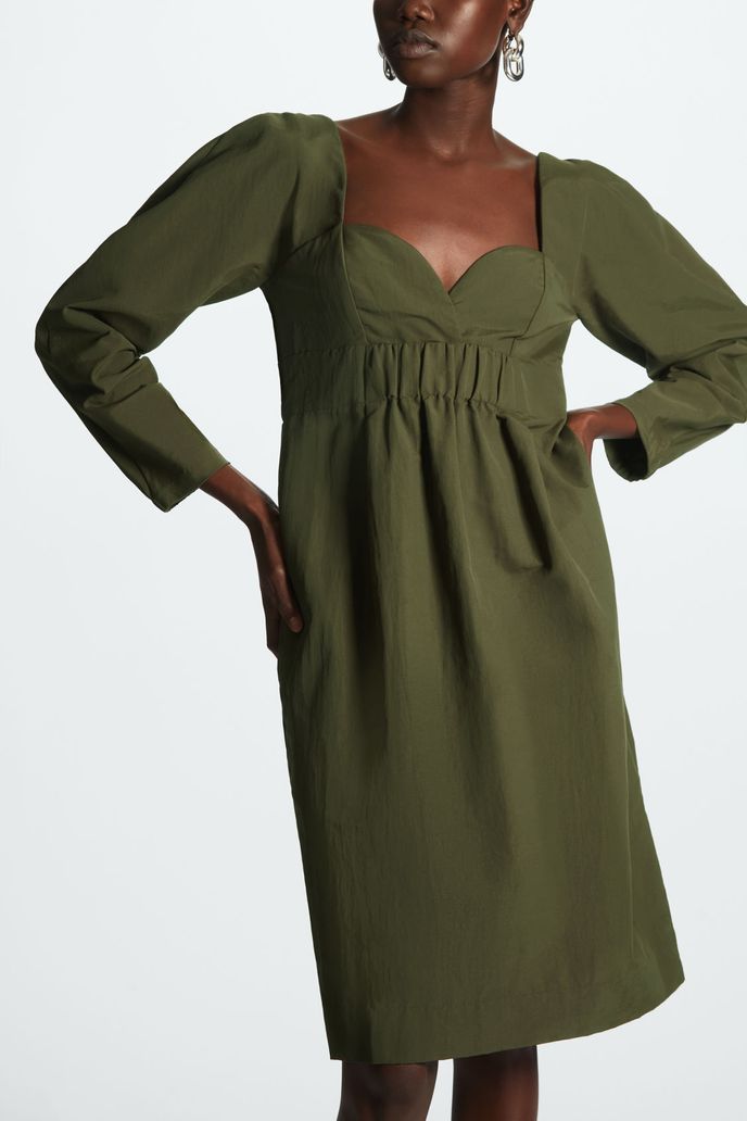Šaty, COS, 99 eur, cos.com Šaty, COS, 99 eur, cos.com