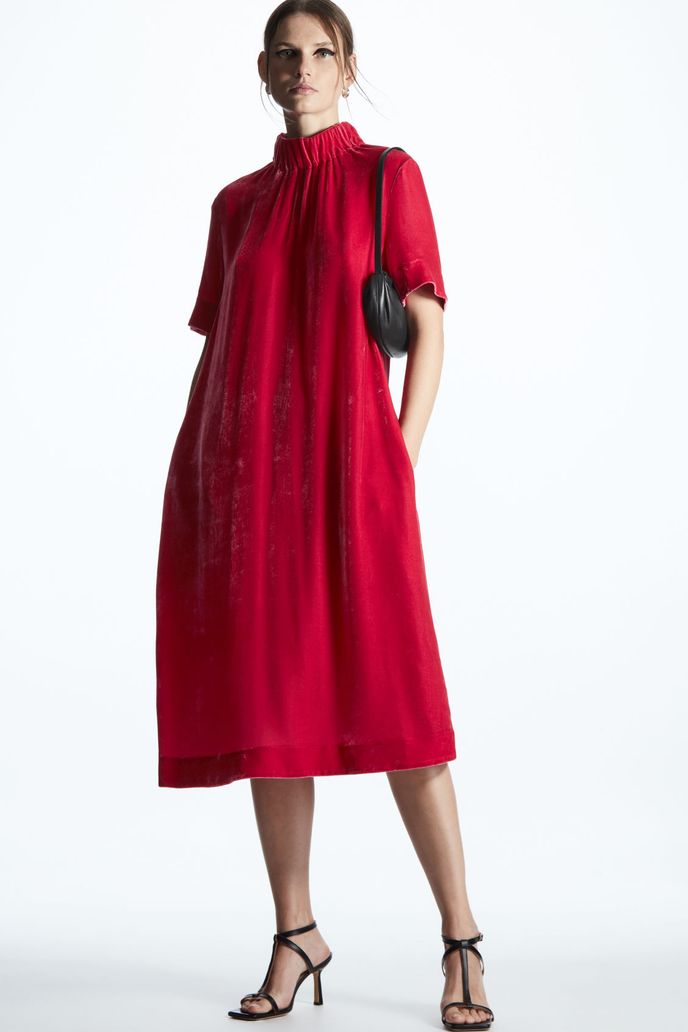 Šaty, COS, 125 eur, cos.com Šaty, COS, 125 eur, cos.com