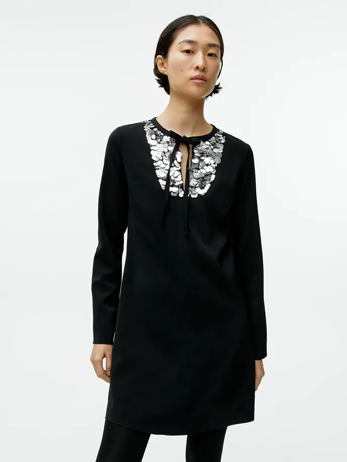 Šaty, Arket, 129 eur, arket.com Šaty, Arket, 129 eur, arket.com