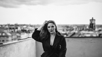 Čím víc diverzity lidé uvidí, tím dřív si zvyknou, říká úspěšná plus size modelka