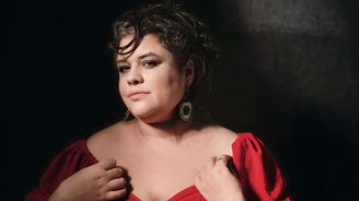Ridina Ahmedová: V mládí jsem si připadala nedostatečná a nehodná lásky Ridina Ahmedová: V mládí jsem si připadala nedostatečná a nehodná lásky