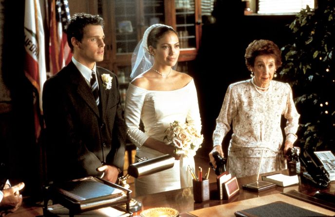 Ačkoliv na fotografii stojí vedle Jennifer Justin Chambers, jejím vyvoleným se ve filmu Svatby podle Mary (2001) stane Matthew McConaughey. Nicméně šaty předběhly svou dobu – minimálně o 17 let, kdy se v lodičkovém střihu vdávala Meghan Markle.