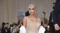 Kim Kardashian v šatech mohla strávit jen asi pět minut – vyfotila se na schodišti a šla se ihned převléknout do repliky. I tak ale pobouřila například odborníky na konzervování historických oděvů.