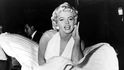 Marilyn Monroe při natáčení slavné scény z filmu Slaměný vdovec.
