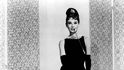 Ikonický look od Huberta de Givenchyho, který Audrey Hepburn oblékla ve snímku Snídaně u Tiffanyho.
